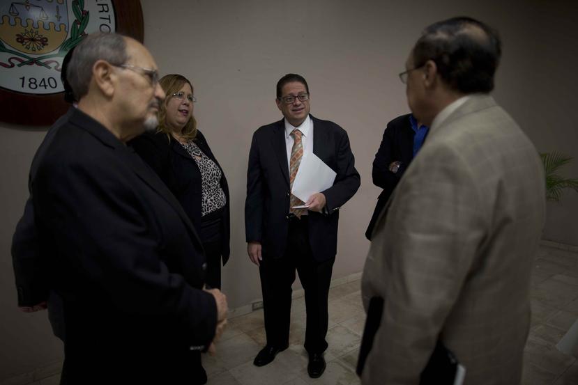 En la foto, de izquierda a derecha, los comisionados Salvador Tió Fernández, la presidenta de la Comisión, Bamily López Ortíz conversan con el Dr. Noel Aymat, rector del Recinto de Ciencias Médicas de la Universidad de Puerto Rico (centro).