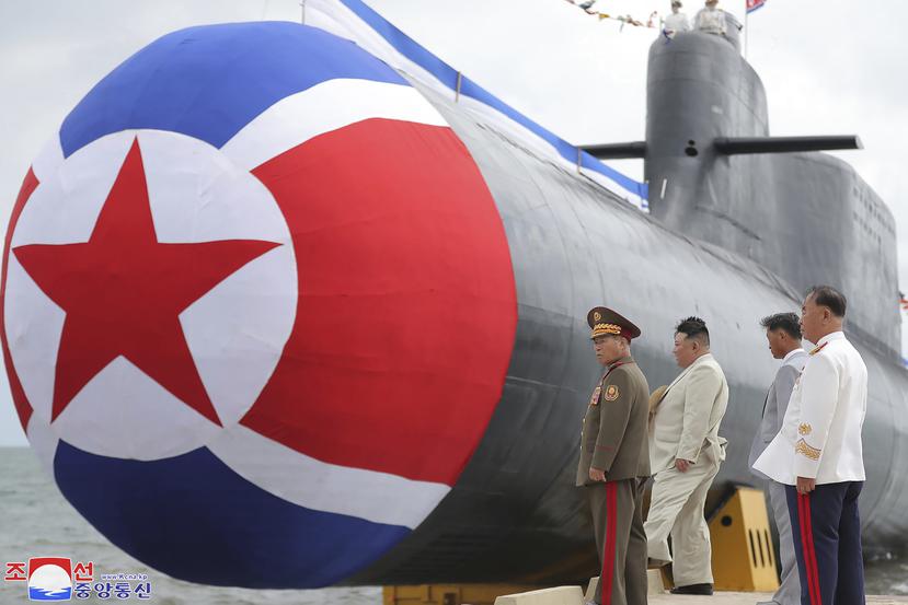 En esta imagen, proporcionada por el gobierno de Corea del Norte, el líder norcoreano, Kim Jong Un (segundo por la izquierda), observa lo que dicen es un nuevo submarino nuclear, el "héroe Kim Kun Ok", en un lugar no especificado del país, el 6 de septiembre de 2023.
