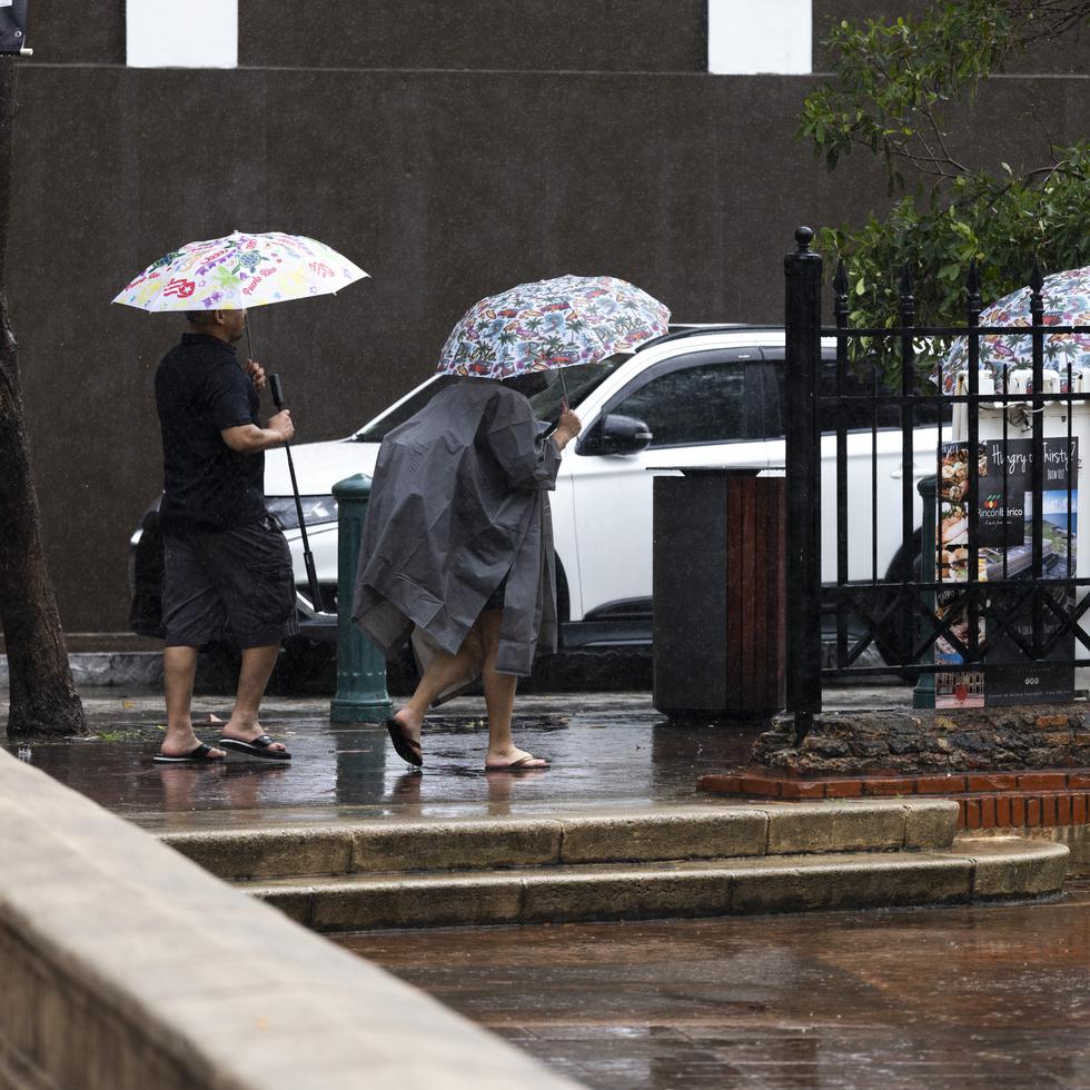 No guarde su paraguas durante el miércoles, ya que una vaguada prefrontal y la llegada de un frente frío provocarán lluvias y tronadas esta tarde en el centro y norte de Puerto Rico.