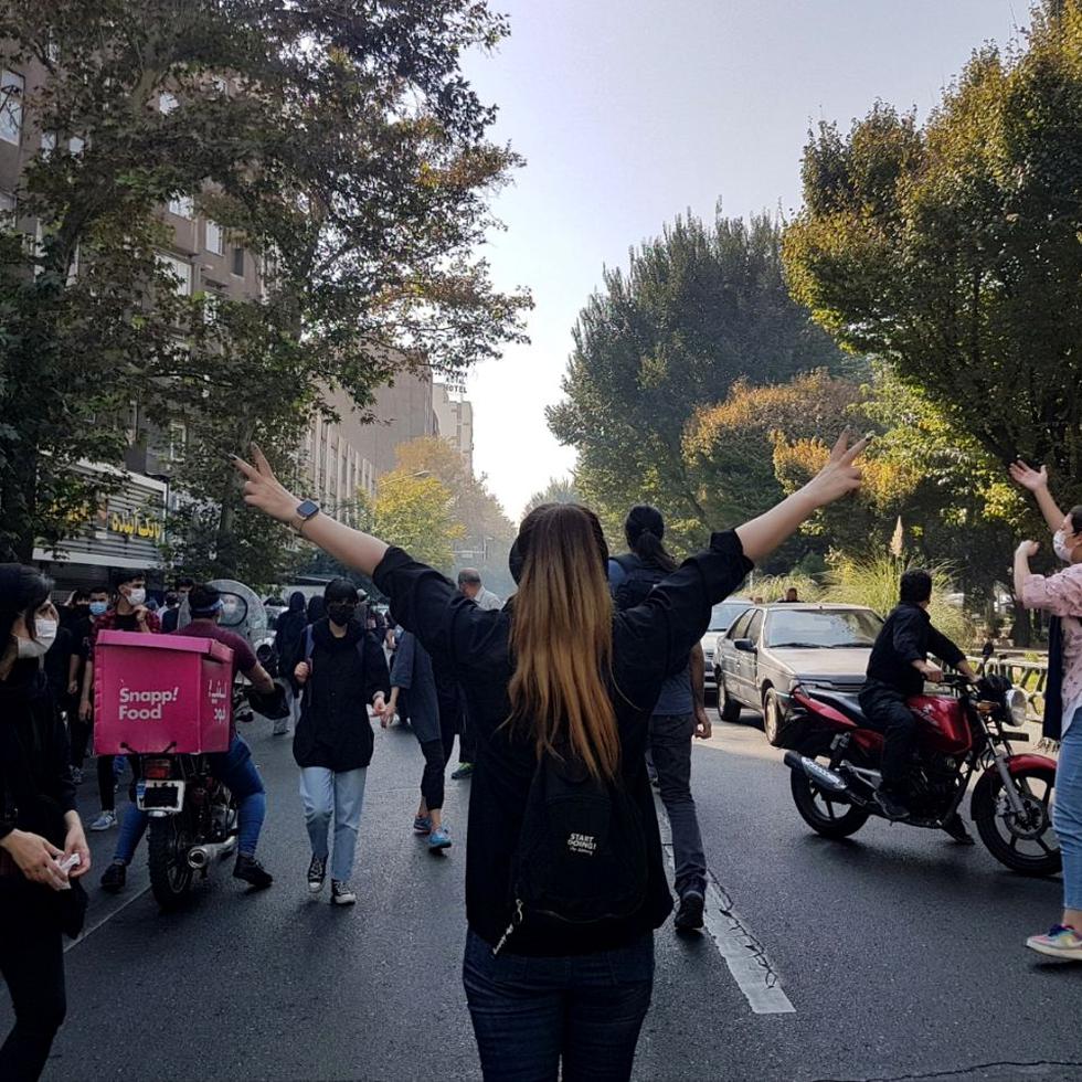 Protesta realizada en las calles de Teherán el 1 de octubre por lamuerte de Mahsa Amini. EFE/EPA/STR
