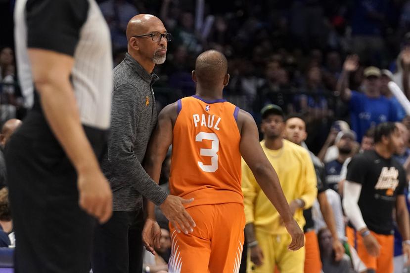 El entrenador de los Suns de Phoenix, Monty Williams (izquierda) recibe a Chris Paul (3) en la banca después de que el jugador saliera por una falta en la segunda mitad del cuarto partido contra los Mavericks de Dallas.