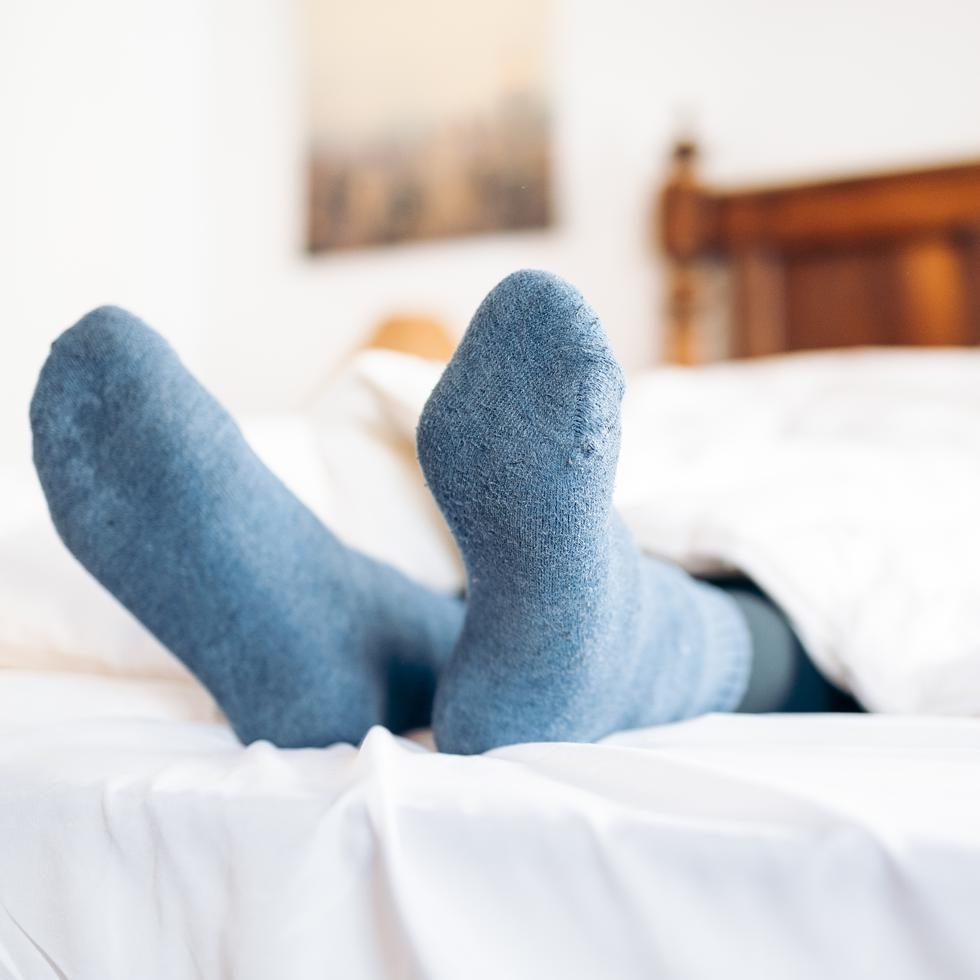 Dormir con medias es un hábito que muchos adoptan para mantener los pies calientes durante la noche.