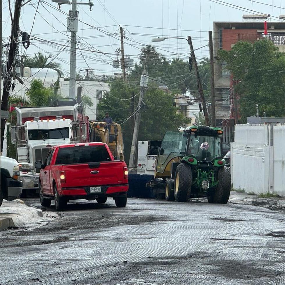 Municipio de San Juan lleva a cabo trabajo de escarificación en las calles aledañas a la calle Loíza.