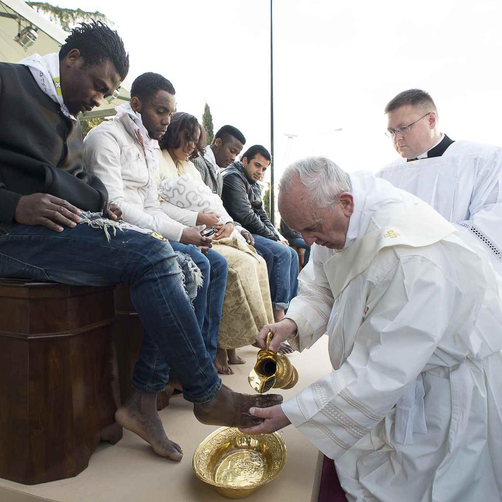 El rito del Jueves Santo representa el lavado de pies que Jesús hizo a sus apóstoles antes de ser crucificado y se considera un gesto de servicio. (AP)