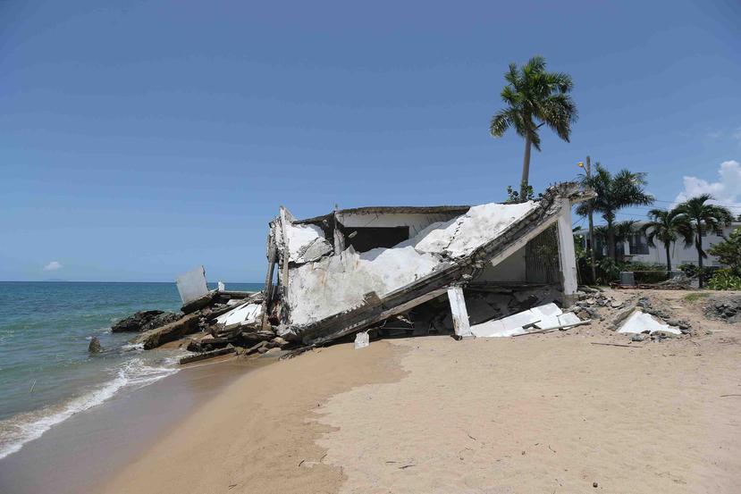 Una propiedad afectada en la playa Córcega de Rincón.