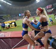 Sandi Morris, de Estados Unidos, derecha, felicita a la rusa Anzhelika Sidorova, compitiendo como neutral, luego que ésta ganó la medalla de oro en el Campeonato Mundial de Atletismo en Doha, Qatar. (AP / David J. Phillip)