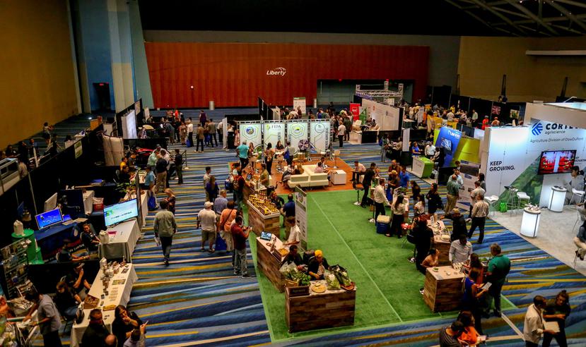 Vista del área de exhibidores del Agrohack Conference & Expo, en el Centro de Convenciones de Puerto Rico.