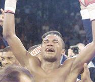 Félix “Tito” Trinidad alza los puños en euforia tras conocer la decisión que lo favoreció sobre Oscar de la Hoya en la llamada “Pelea del Milenio” en septiembre de 1999. Este fue uno de los momentos más icónicos en la carrera de Trinidad. (GFR Media / Gar