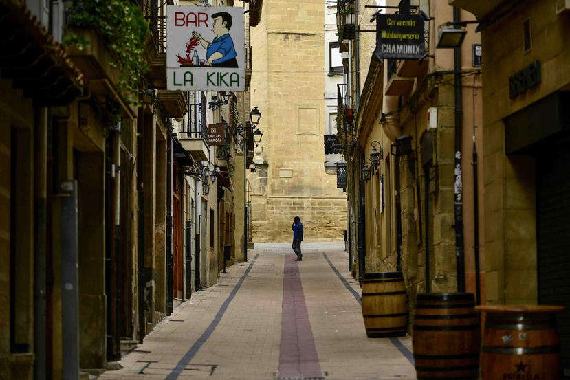 Un peatón camina por una calle vacía en la localidad de Haro, en el norte de España. (AP)