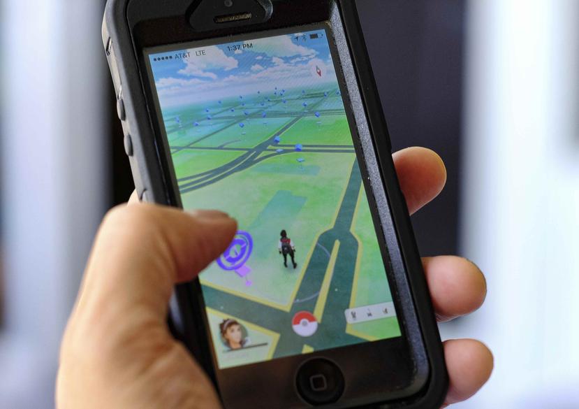 Pokemon Go envía a sus usuarios a localidades reales para capturar a criaturas virtuales. (AP)