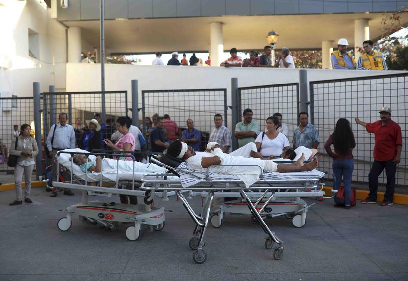 Pacientes fueron evacuados del Hospital General en Veracruz luego del sismo reportado ayer. (AP)