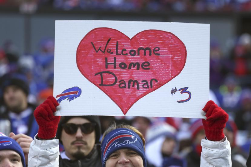 Un fanático de los Bills de Buffalo enseña un cartelón en apoyo a Damar Hamlin durante el partido de hoy ante los Dolphins de Miami.
