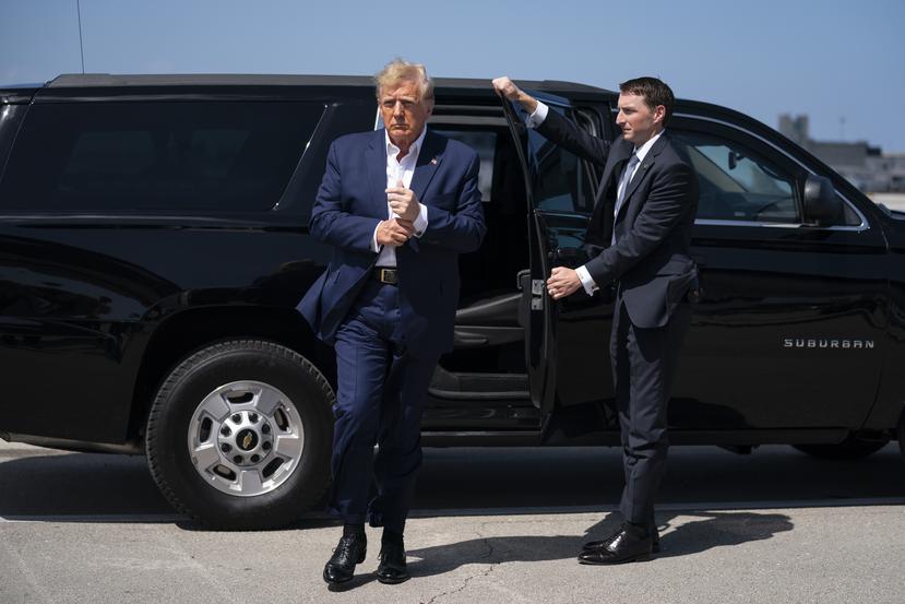 El expresidente Donald Trump llega a un aeropuerto de West Palm Beach para abordar un avión rumbo a un evento Waco, Texas, el pasado sábado.