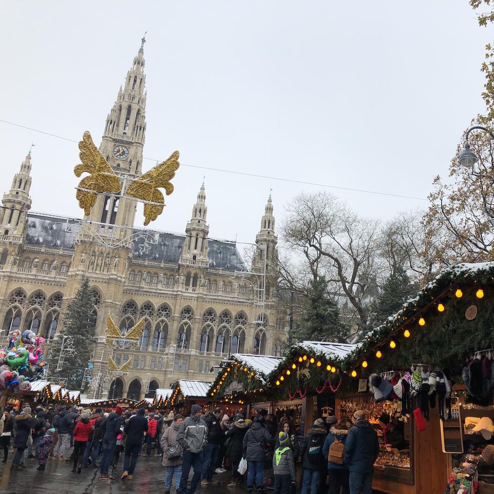 El popular mercado navideño Rathausplatz, en Viena, Austria, está cerrado este año por un nuevo repunte de casos de COVID-19 en este país, que provocó un cierre de emergencia, lo que ha provocado que muchos cruceros de río también hayan sido cancelados. (Gregorio Mayí/Especial GFR Media)