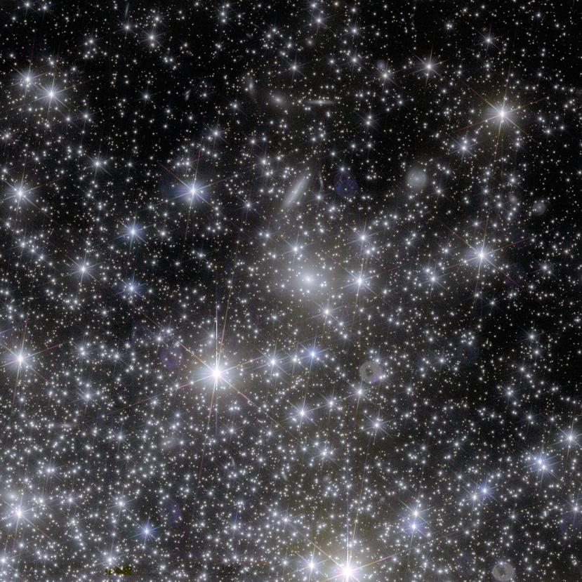 En una imagen, se ven unas 1,000 galaxias en un núcleo a unos 240 millones de años luz de distancia, ante un trasfondo de más de 100,000 galaxias a miles de millones de años luz.
