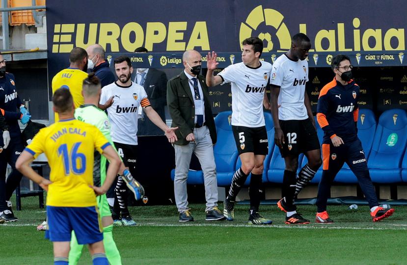 Los jugadores del Valencia abandonan el terreno de juego en apoyo a su compañero Mouctar Diakhaby (12), quien denunció que el jugador del Cádiz, Juan Cala (16), le hizo un ataque racista durante el desafío del domingo.