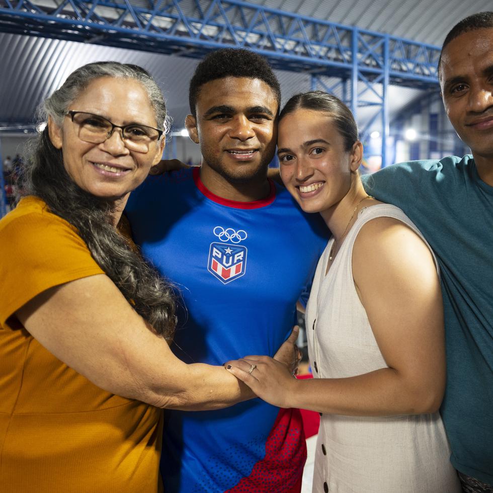 Franklin Gómez, segundo de izquierda a derecha, estuvo acompañado de su familia en San Salvador.