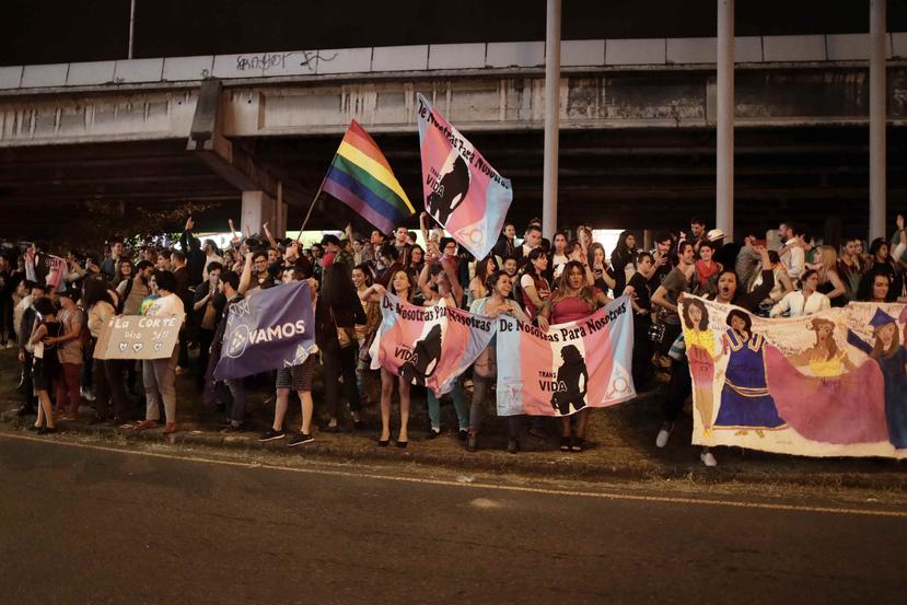 Cientos de personas a favor de los derechos de la comunidad LGBTI, se manifiestan en las calles de San José, Costa Rica. (EFE)