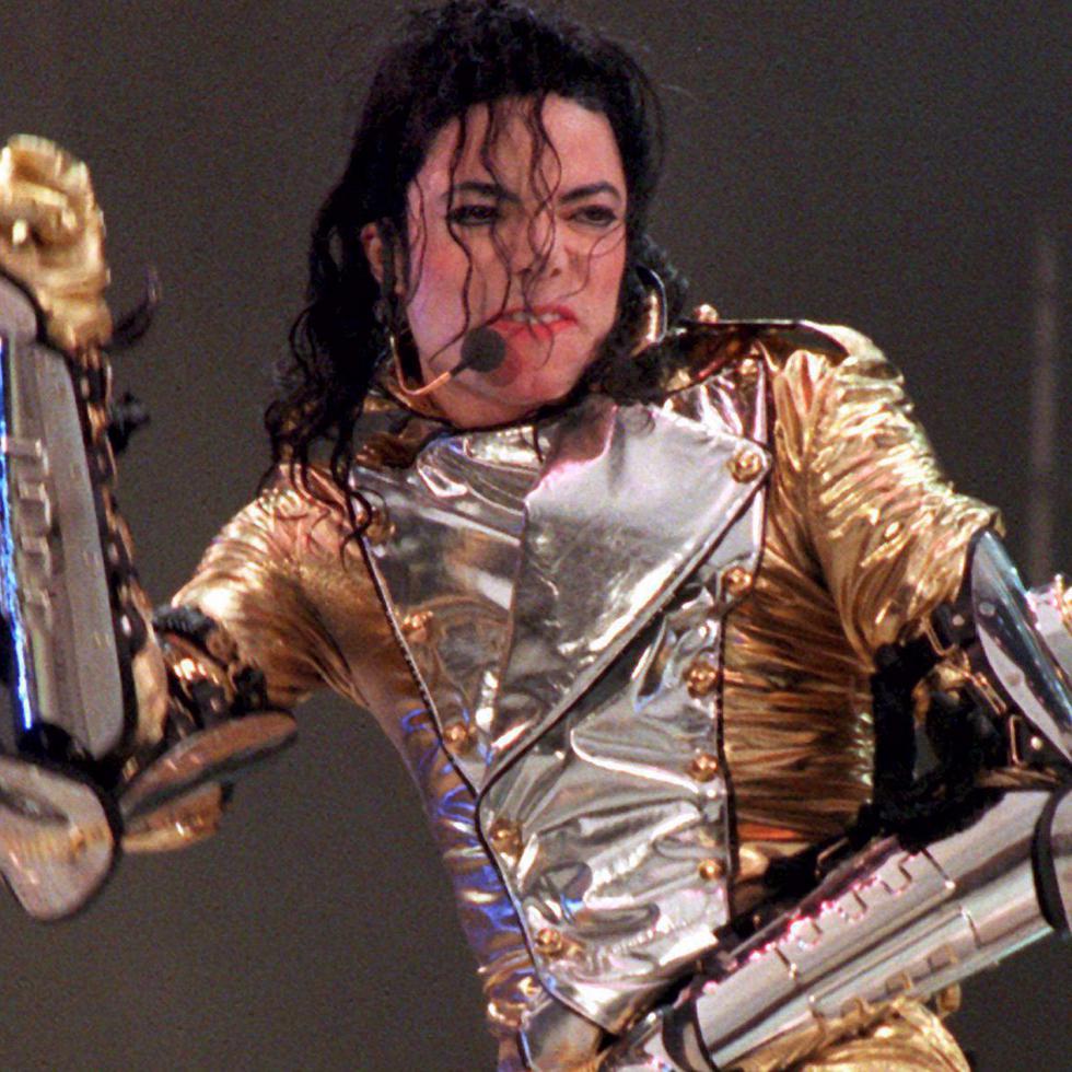 Fotografía de archivo del 15 de junio de 1997 que muestra al cantante Michael Jackson.