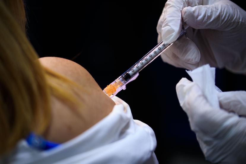 Las cifras oficiales del CDC y Salud aún mantienen a Puerto Rico con menos de un millón de personas con su serie de vacunación completada.