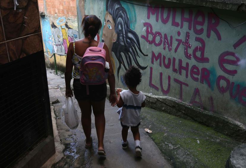 Vista de un grafiti que dice "Mujer bonita es mujer que lucha" en la comunidad Tavares Bastos, este jueves en Río de Janeiro, Brasil. (Agencia EFE)