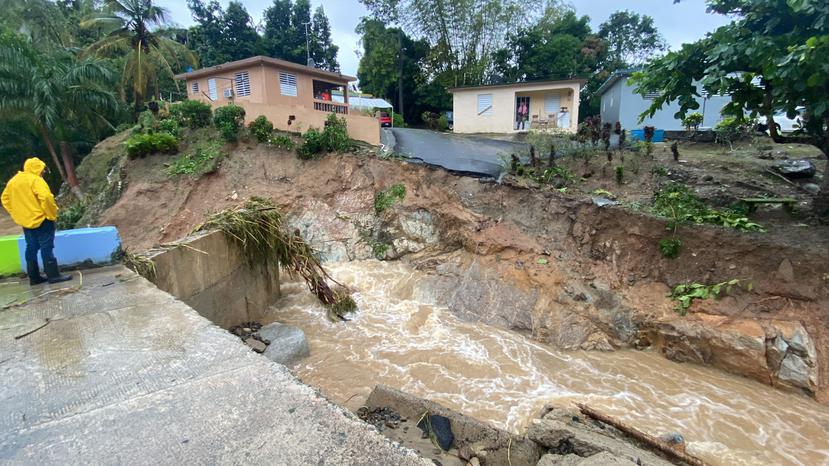 Un puente colapsó en el barrio Matuya de Maunabo, dejando a 17 familias aisladas.