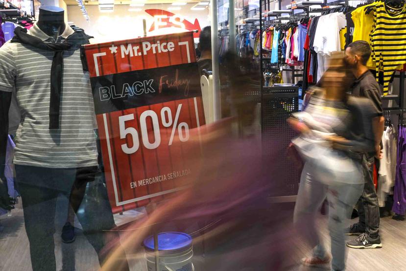 Alrededor de un 6% más de personas visitaron tiendas este año, según el Consejo Internacional de Centros Comerciales. (AP)