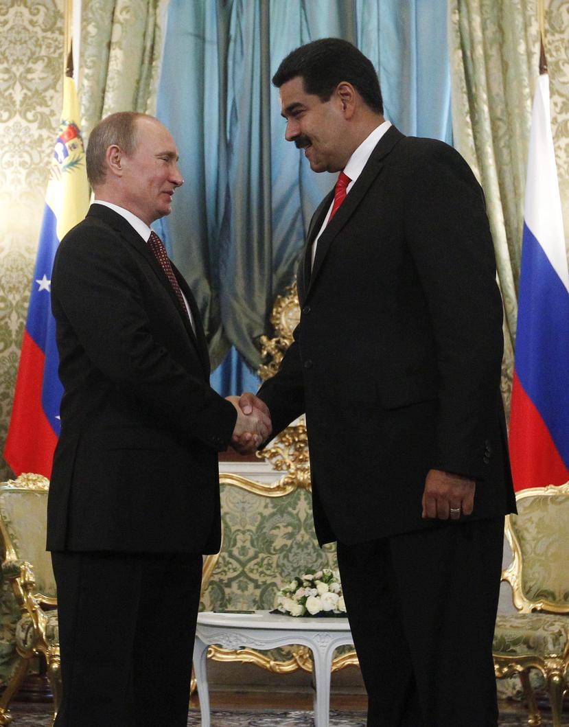 El presidente ruso, Vladímir Putin (izq), estrecha la mano a su homólogo venezolano, Nicolás Maduro (dcha), durante un encuentro en el Kremlin en Moscú (EFE/Maxim Shemetov, pool).