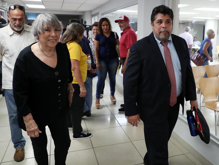 La expresidenta del PPD Victoria "Melo" Muñoz y el representante Luis Vega Ramos llegan a la sede de la colectividad para participar en la reunión del pasado lunes.