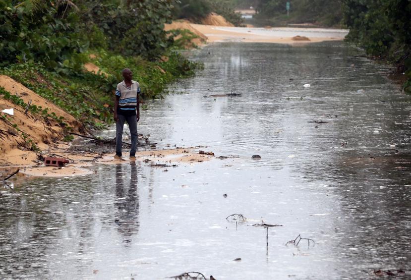 Un hombre observa la inundación reportada ayer en la carretera PR-187 en Loíza.