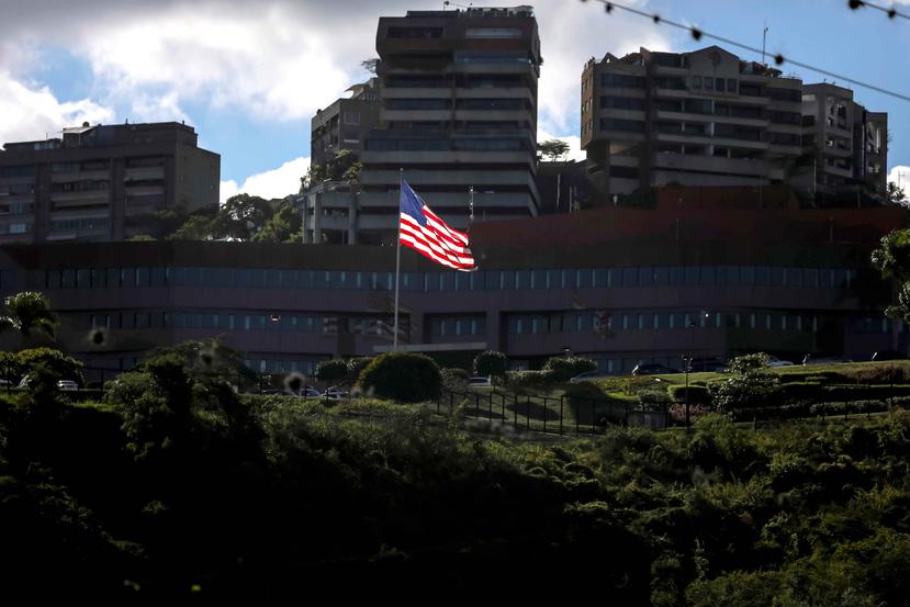 Vista externa de la Embajada de Estado Unidos este jueves, en Caracas. (Agencia EFE)