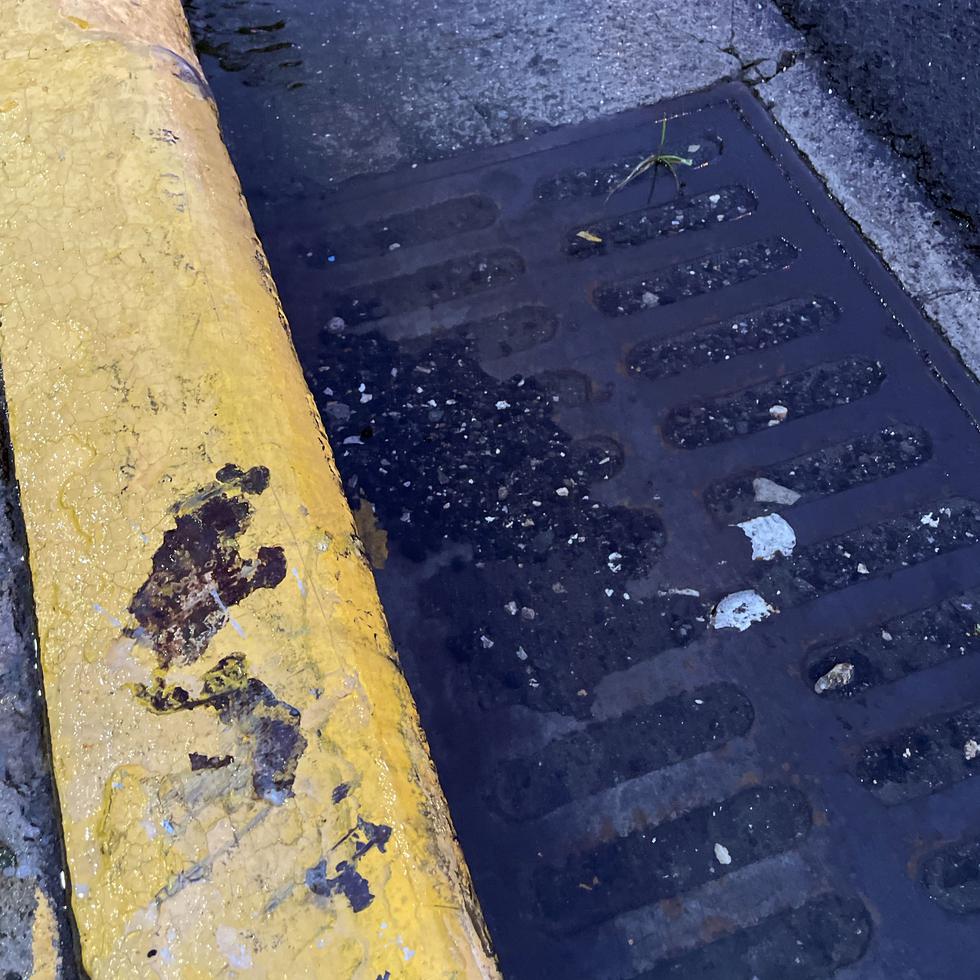 Una rejilla de desagüe tapada con brea en el área de Miramar, en San Juan.