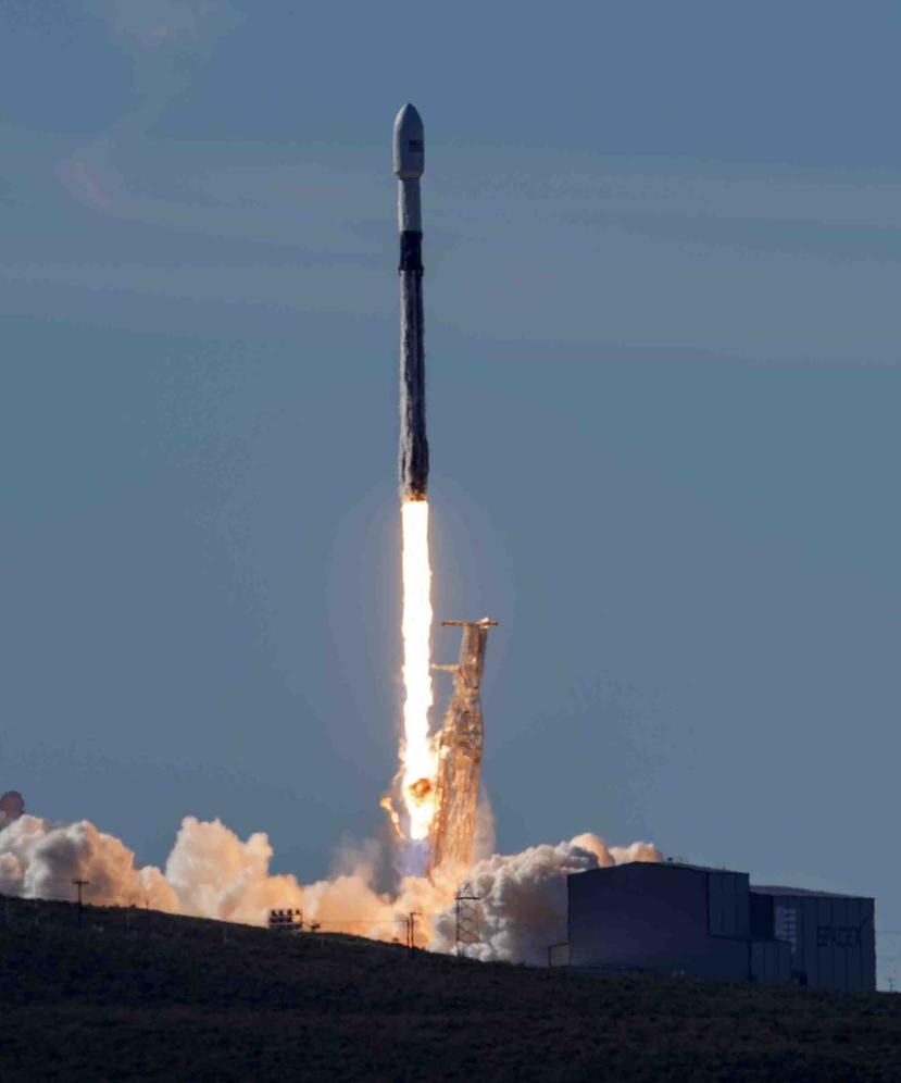 La foto de archivo del 3 de diciembre de 2018 provista por la Fuerza Aérea de EEUU muestra un cohete SpaceX Falcon 9 lanzado desde la Base Aérea Vandenberg, California. (U.S. Air Force vía AP, File)