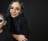 La "makeup artist" Angélica Torres junto a su hijo Damián Vélez, de seis años, muestra el maquillaje de calabaza que le confeccionó.