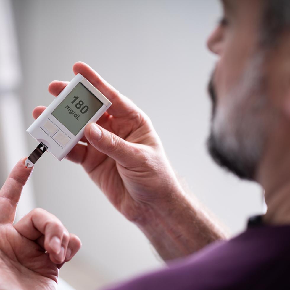 Hay varias formas de monitorear la glucosa en la sangre y la más tradicional es el automonitoreo con el glucómetro.