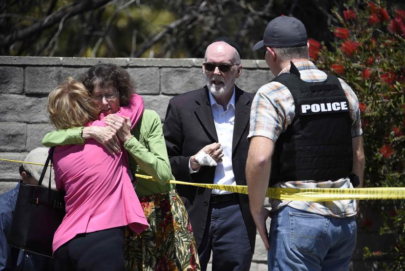 Feligreses en las afueras de la sinagoga tras el tiroteo que cobró la vida de una persona y dejó tres heridos. (AP/ Denis Poroy)