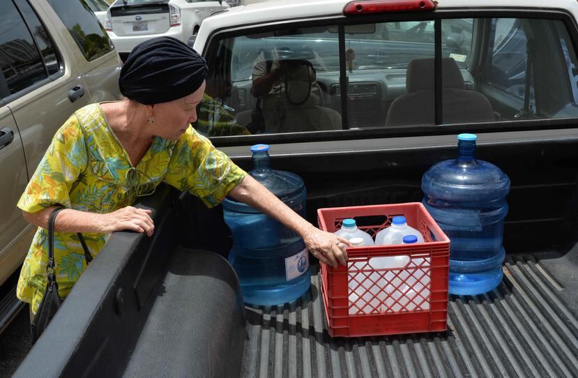 Gladys Rivera, vecina del sector Buen Samaritano de Guaynabo, no vaciló en visitar el supermercado para comprar dos recipientes de agua de cinco galones y cuatro  botellas de un galón.