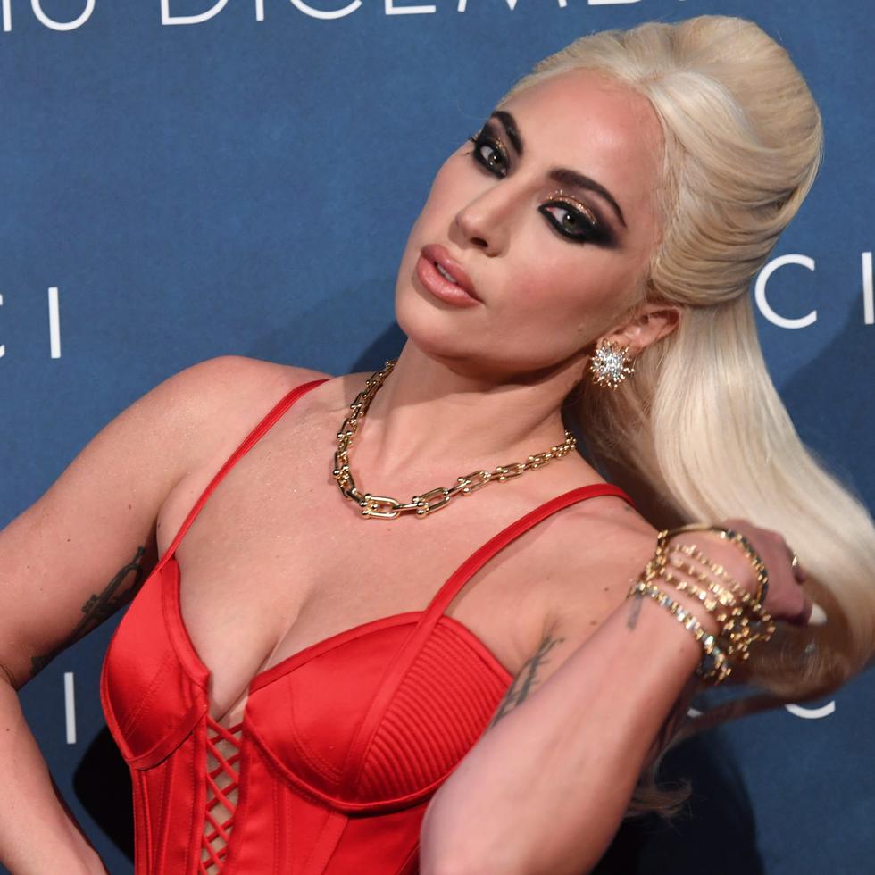 Lady Gaga interpreta a Patrizia Reggiani, la esposa de Maurizio Gucci a quien  ordenó asesinar, un crimen por el que pasó dieciocho años en prisión.