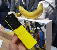 El "Banana Phone" cuenta con compatibilidad con redes 4G y una pantalla no táctil, ya que es parte de la línea de teléfonos básicos de la compañía. (Emol / GDA)