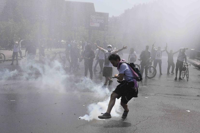 Manifestantes y policías se enfrentan en las calles. (AP)