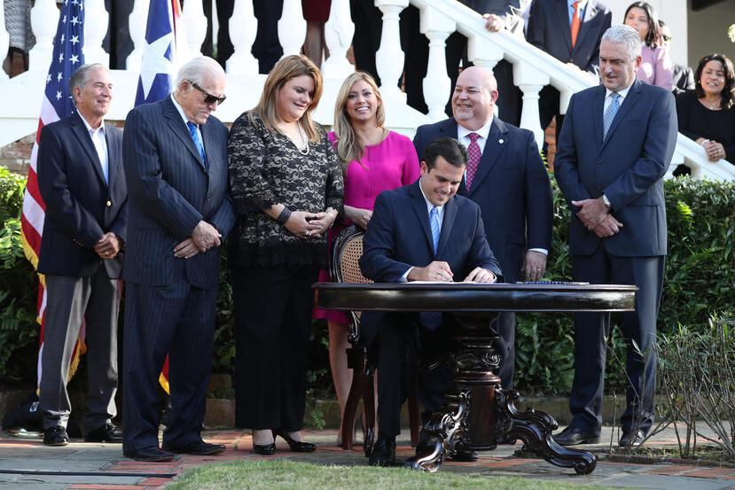 Rosselló  firmó la ley junto a los líderes camerales, exgobernadores, su esposa y la comisionada residente.