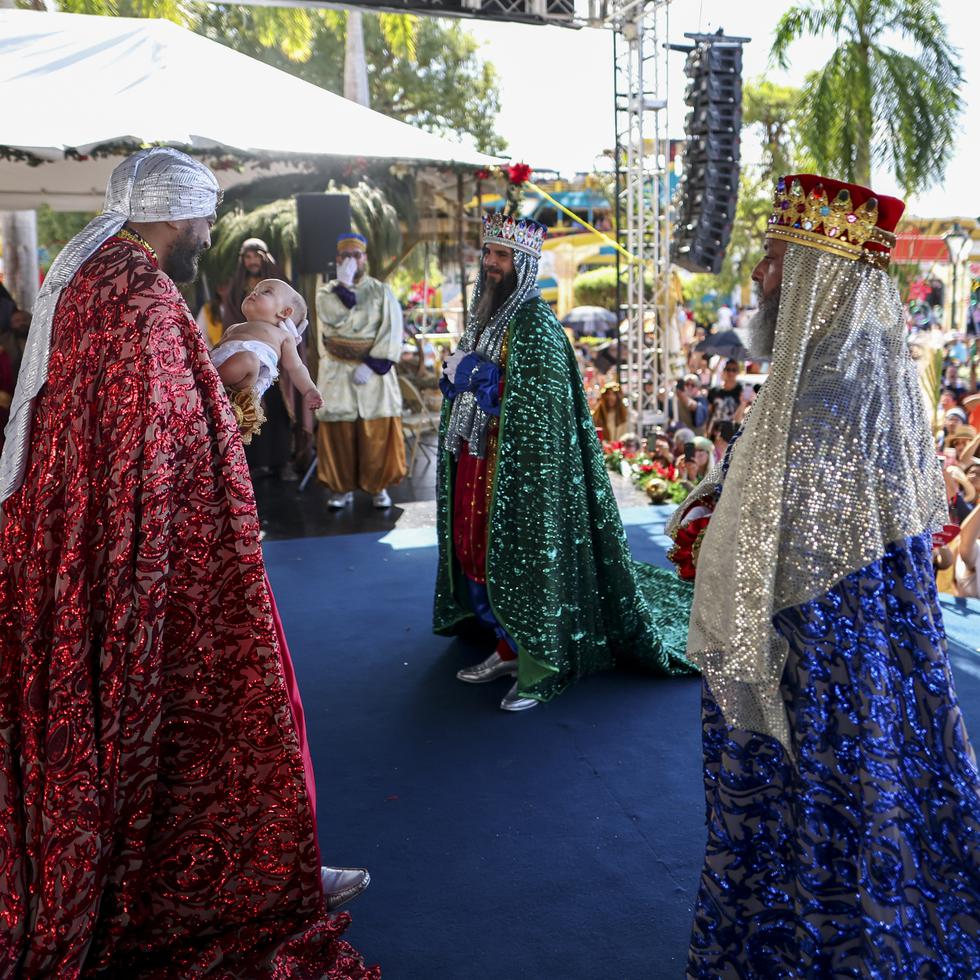 Miles de boricuas presenciaron la llegada de Los Reyes Magos de Juana Díaz a su pueblo natal para celebrar la edición número 139 del tradicional desfile.