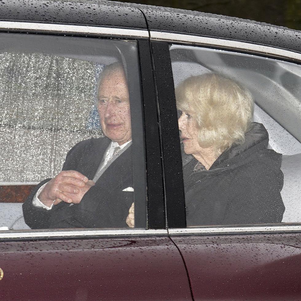Foto captata el pasado martes donde el rey Charles III regresó al Clarence House en Londres con su esposa, Camila.