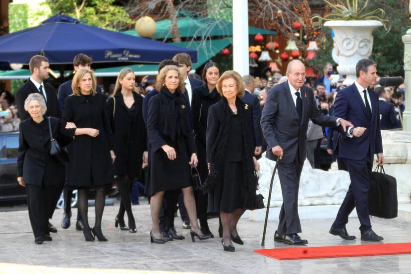 Los reyes eméritos de España, Sofía )y Juan Carlos I, junto a sus hijas y nietos llegan a la Catedral Metropolitana de Atenas.