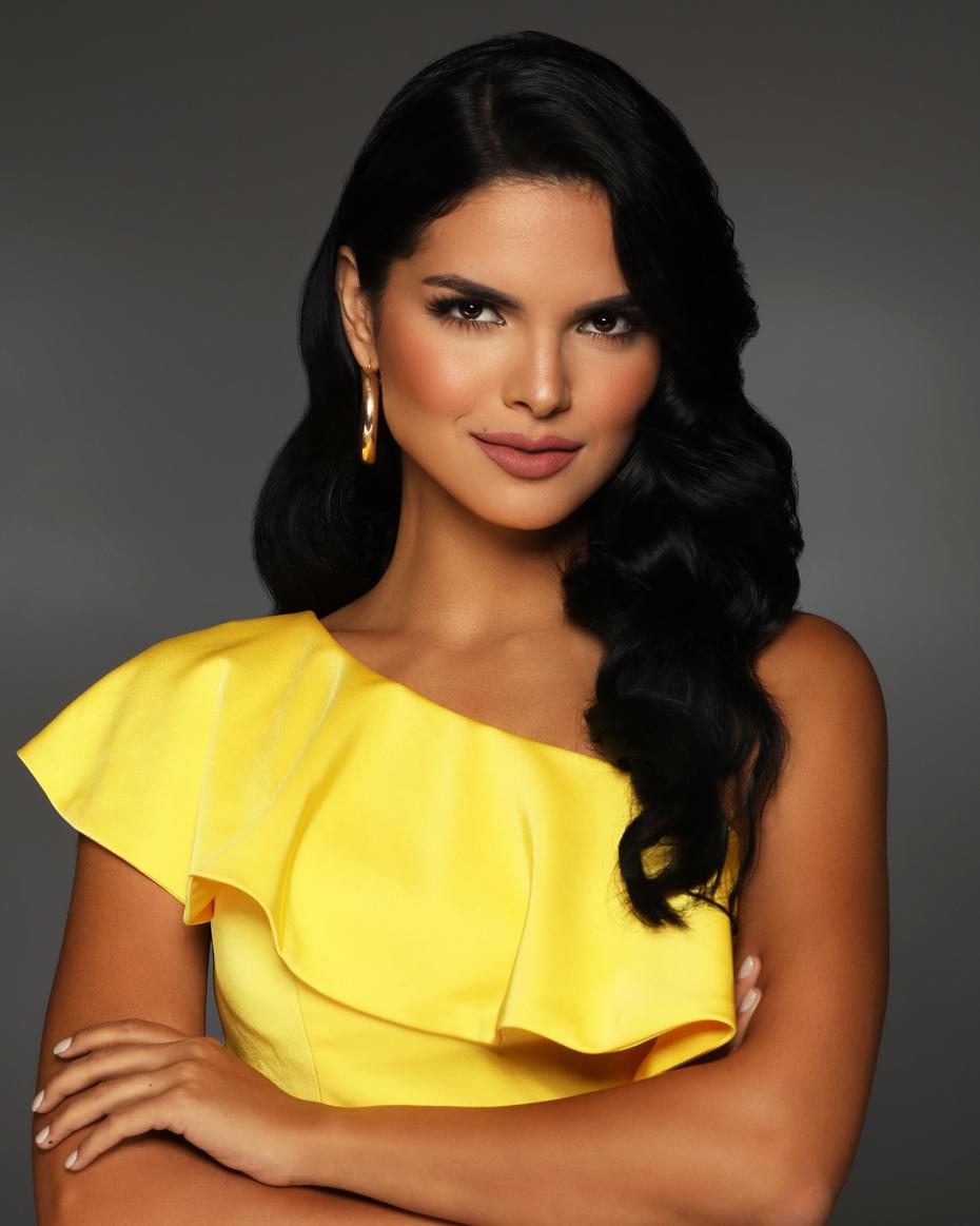 Miss World Venezuela 2021, Alejandra Conde, de 24 años. Alejandra es estudiante de tercer año de medicina y su gran logro fue cuando la aceptaron en unas de las universidades más competitivas en Venezuela. También trabaja como comerciante de Bitcoin y modelo.