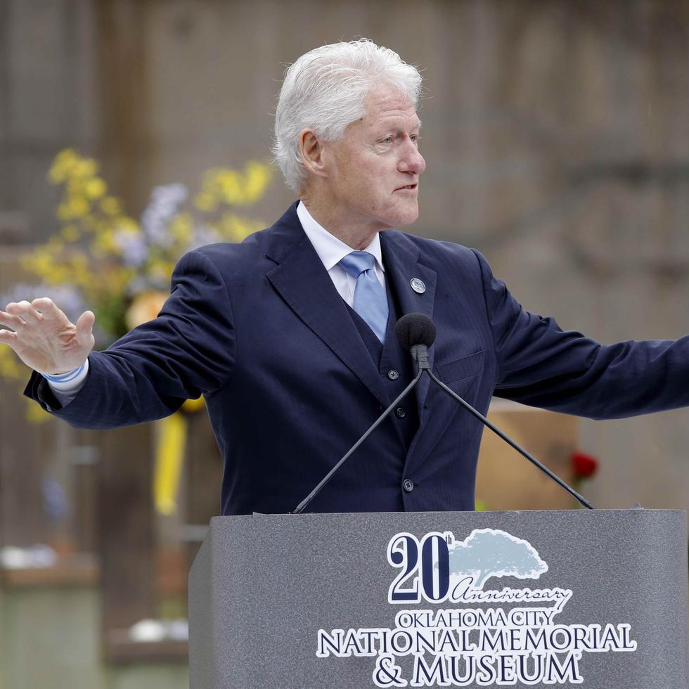 Bill Clinton ocupó el cargo de presidente de los Estados Unidos por dos términos, desde el 1993 hasta el 2001