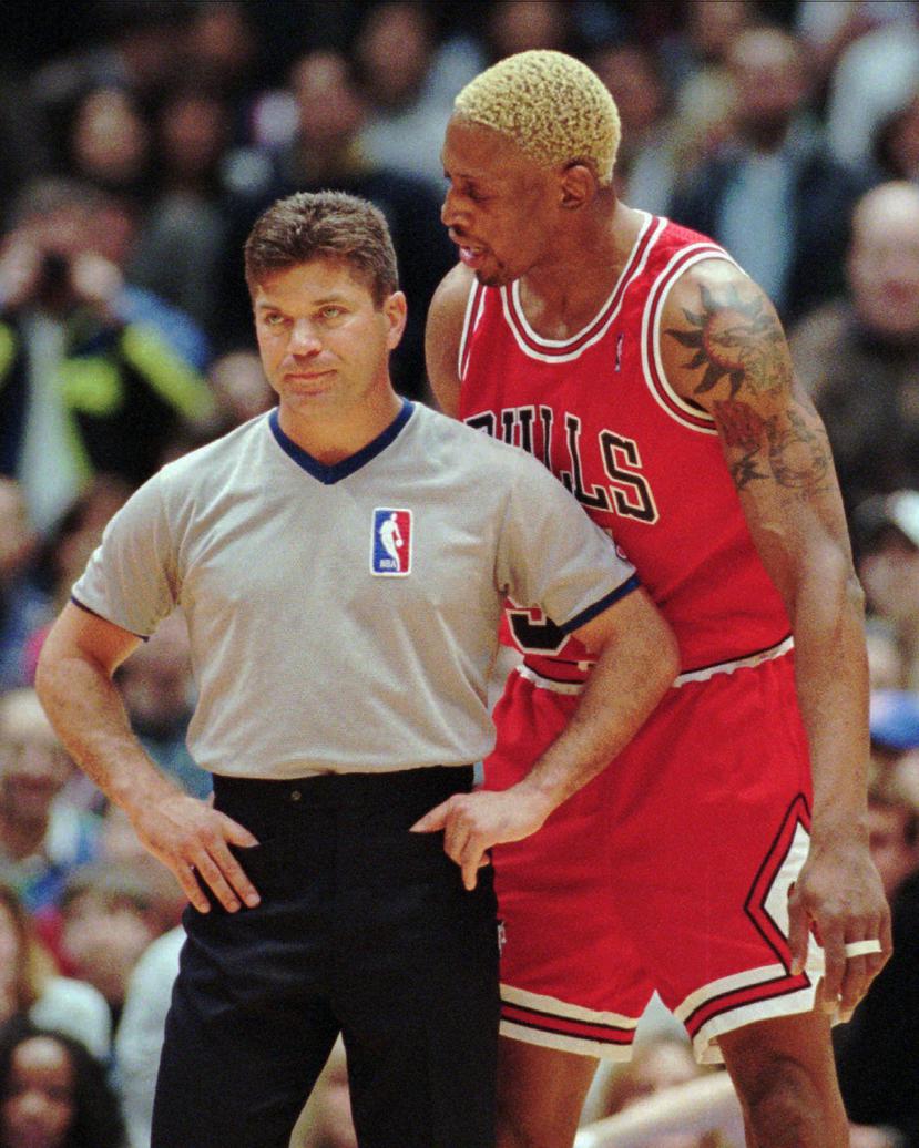 En la temporada de 1996, el polémico jugador de los Bulls, Dennis Rodman, le dio un cabezazo al árbitro Ted Bernhardt en un partido ante los Nets de Nueva Jersey. (AP)