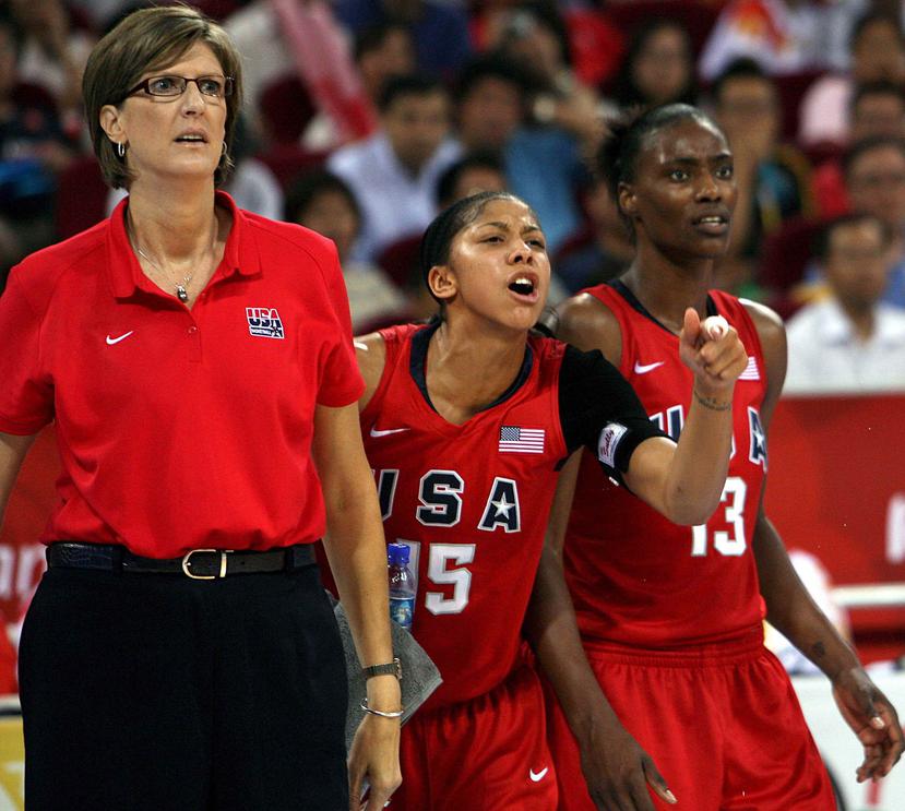La entrenadora estadounidense Anne Donovan, junto a Candace Parker y Sylvia Fowles, durante el partido de la final femenina de baloncesto ante Australia, en el marco de los Juegos Olímpicos de Pekín, China. (EFE)