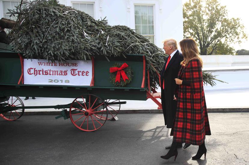 Donald Trump recibió el árbol junto a su esposa, Melania. (AP)