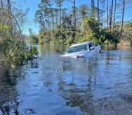 Un auto sumergido en una inundación en North Port, Florida.